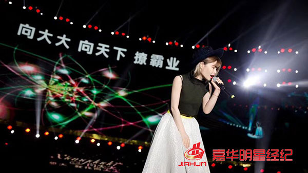 黃圣依出席向大大企業5周年榮耀盛典,林志穎零點樂隊等助陣 黃圣依出席向大大企業5周年榮耀盛典,林志穎零點樂隊等助陣