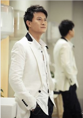  劉錫明出席廣西隆林韓藝美容美發(fā)會(huì)所旗艦店開業(yè)慶典