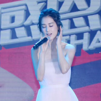 黃圣依杭州出席“感恩喜臨門(mén)”2017惠饋盛典