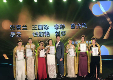 帥氣依舊的威廉王子出席“貓格格”新品發布會暨代言簽約儀式，開啟“王子與格格”之間的美好邂逅！