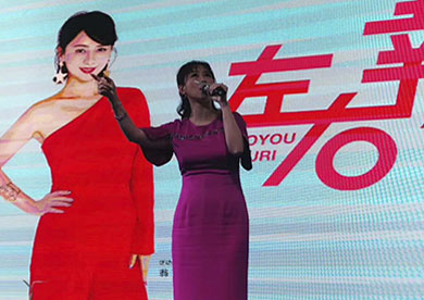 香港著名演員，歌手翁虹出席武漢左右沙發活動