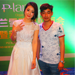 陳紫函與經(jīng)紀人李志合影