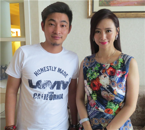 翁虹與經(jīng)紀(jì)人李志合影